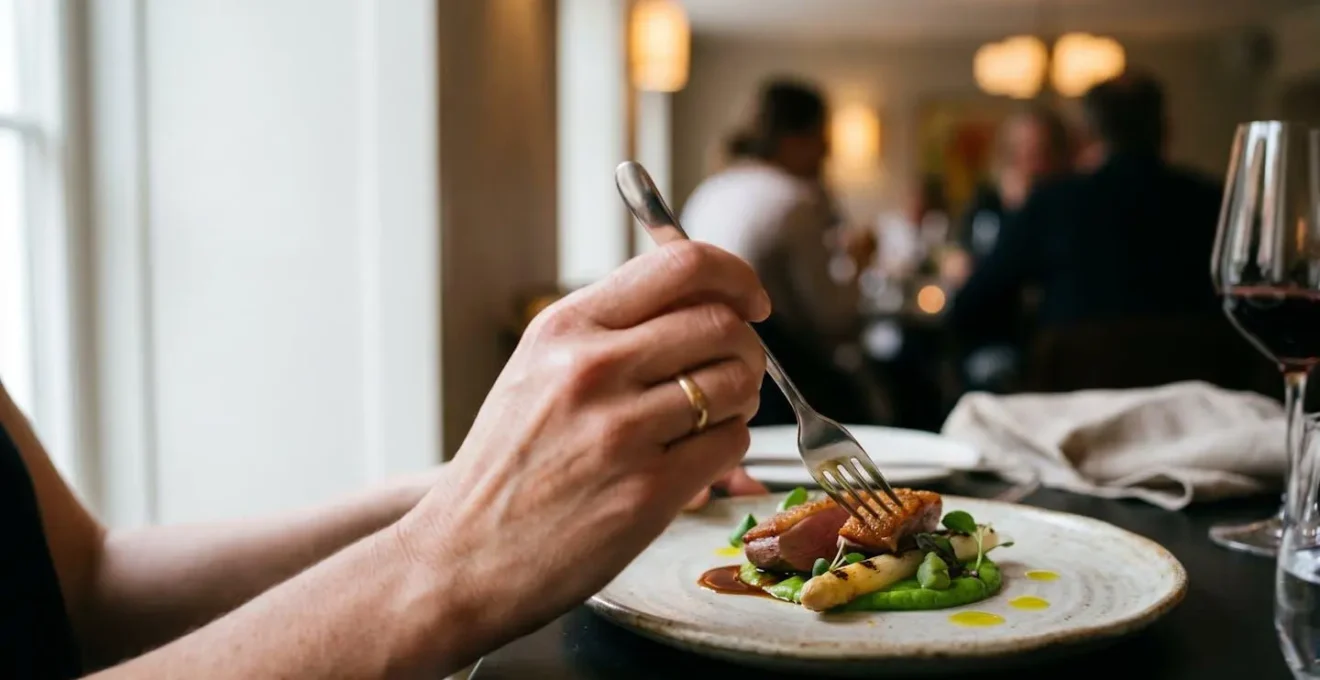 Momento di degustazione attenta con focus su un piatto gourmet e atmosfera contemplativa