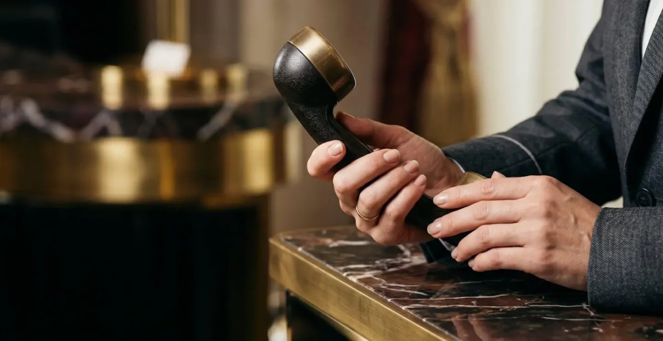Mani di un concierge professionista mentre consulta una rubrica di contatti esclusivi