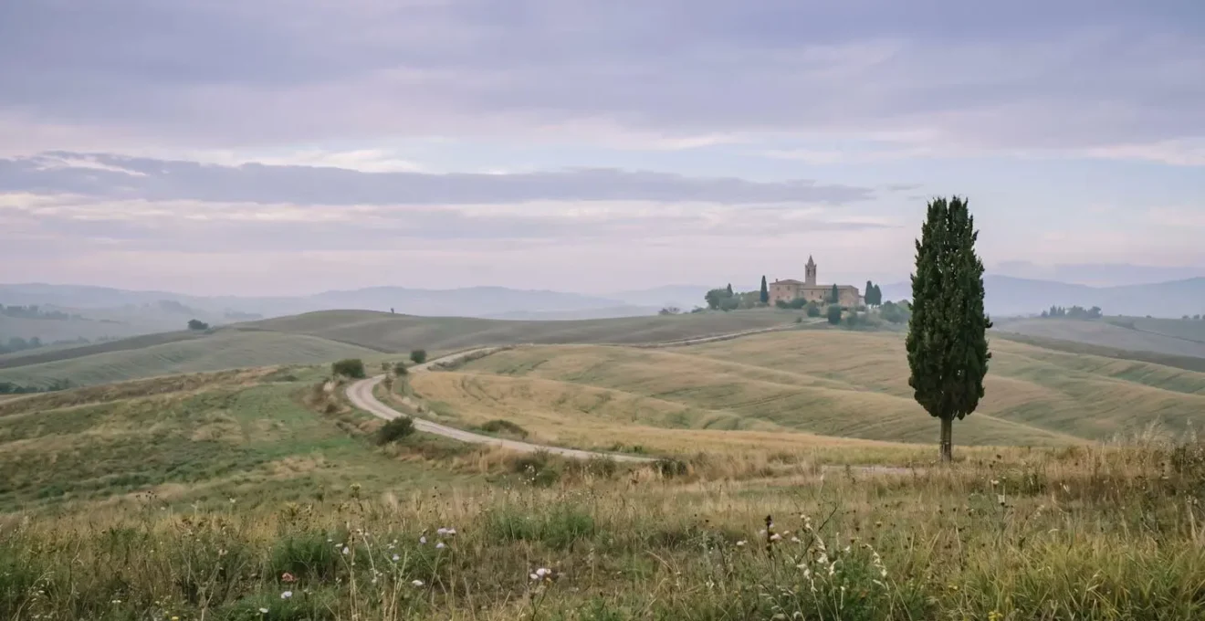 Paesaggio italiano primaverile o autunnale che evoca il fascino della stagione di spalla per soggiorni boutique